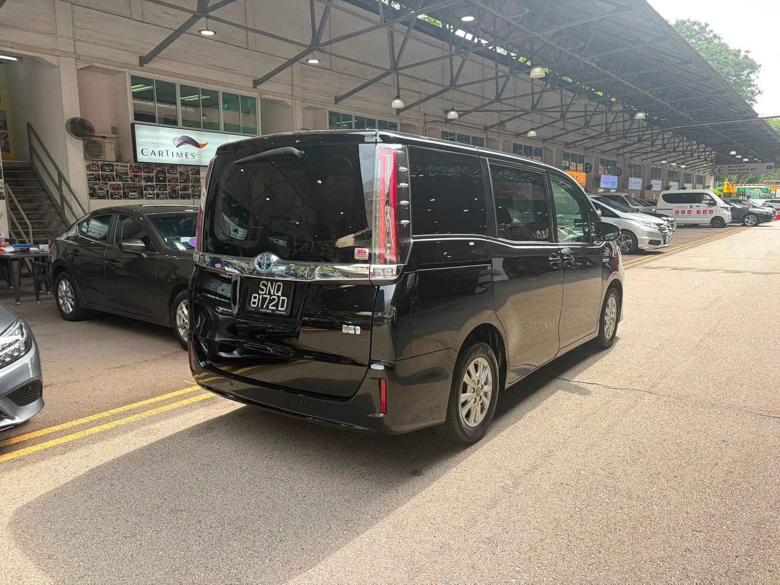 Toyota Noah Hybrid 1.8X photo 2